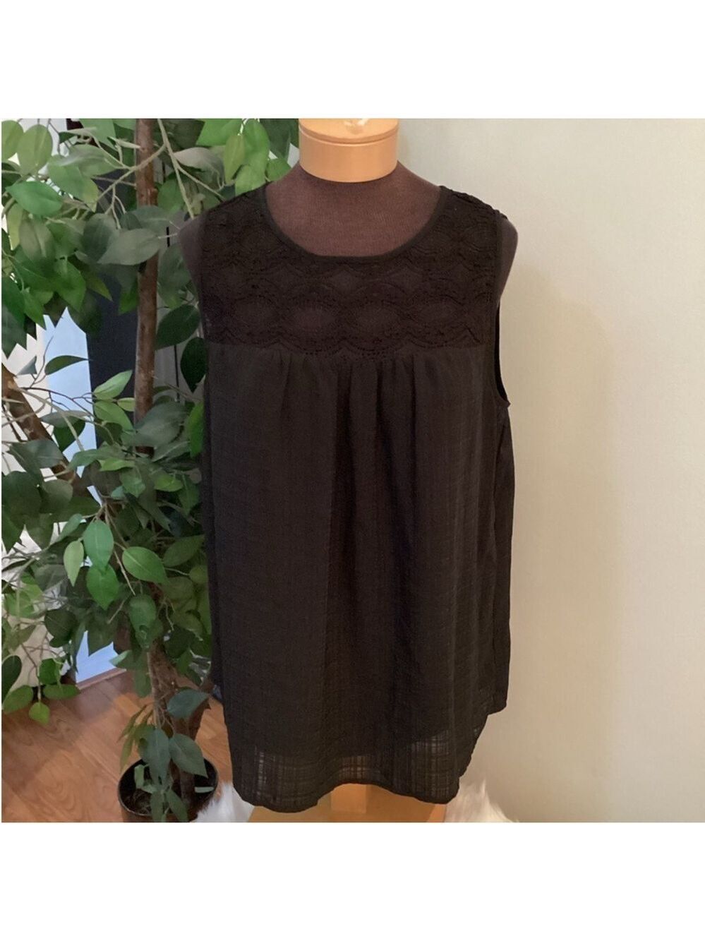AB Studio black tank top Woman’s size XL lined lace on upper neck sleeve…